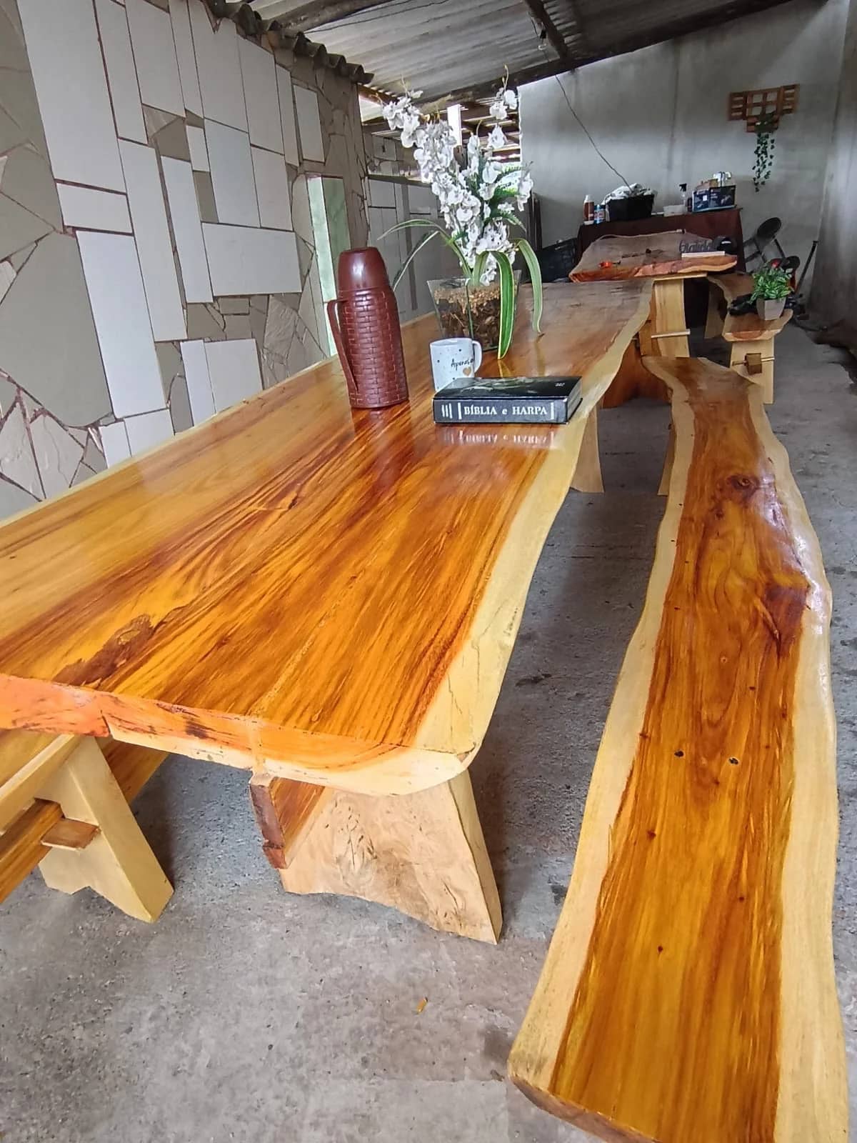 Mesa rústica com banco